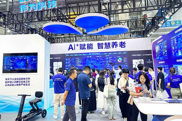 作为科技闪耀2025深圳智慧养老展，以AI⁺赋能智慧养老新生态