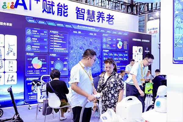作为科技闪耀2025深圳智慧养老展，以AI⁺赋能智慧养老新生态