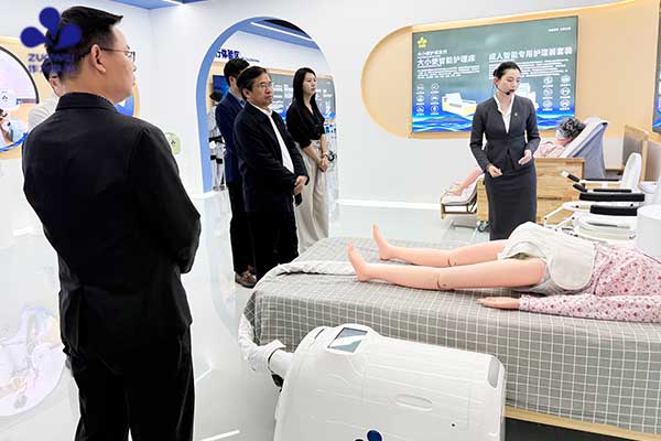 何善锦调研作为科技：探索智能机器人赋能失能失智集中照护新路径