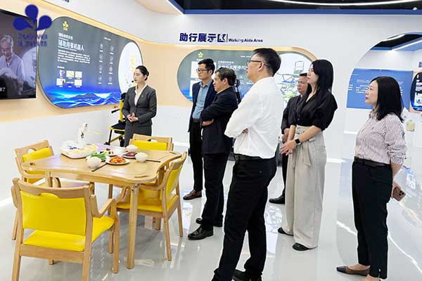 何善锦调研作为科技：探索智能机器人赋能失能失智集中照护新路径