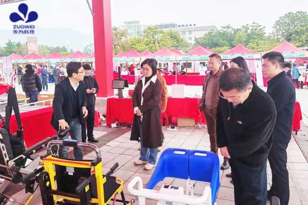 肇庆市副市长邹莹肯定作为科技,以智能护理机器人破解养老护理痛点 肇庆市副市长邹莹肯定作为科技,以智能护理机器人破解养老护理痛点